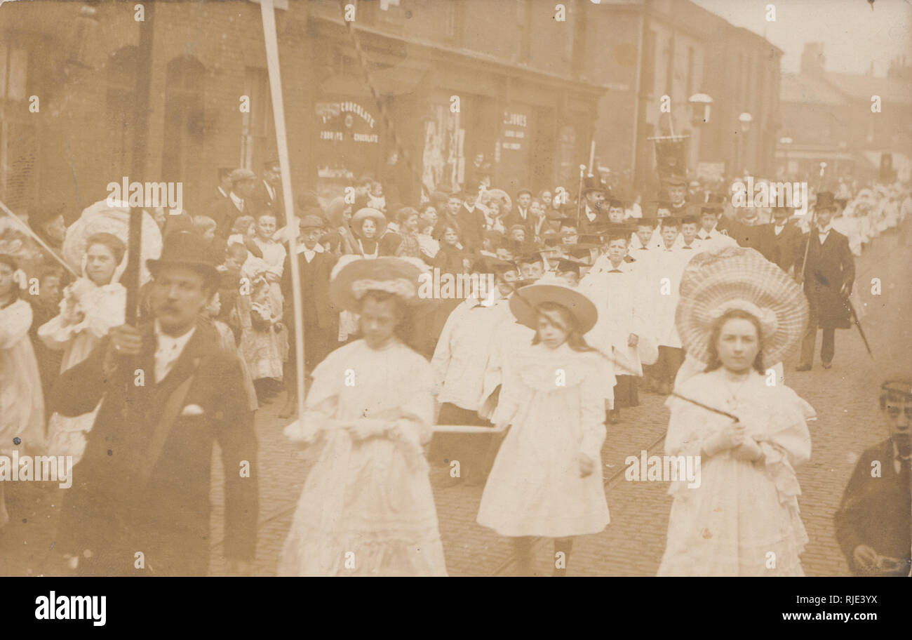 Vintage Edwardian Carte postale photographique de la Street Parade impliquant des enfants. Banque D'Images