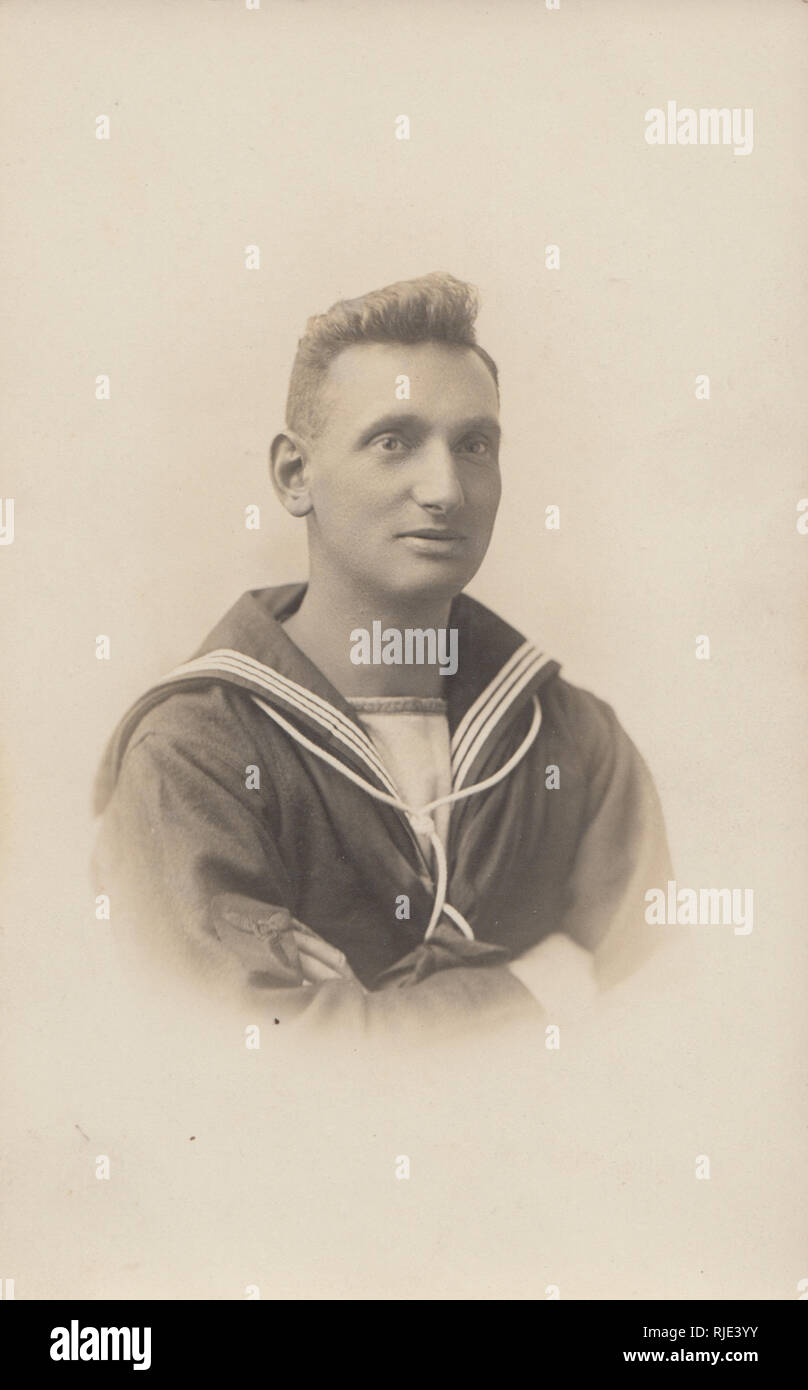 Vintage Carte postale photographique d'un marin de la Marine royale britannique. Banque D'Images