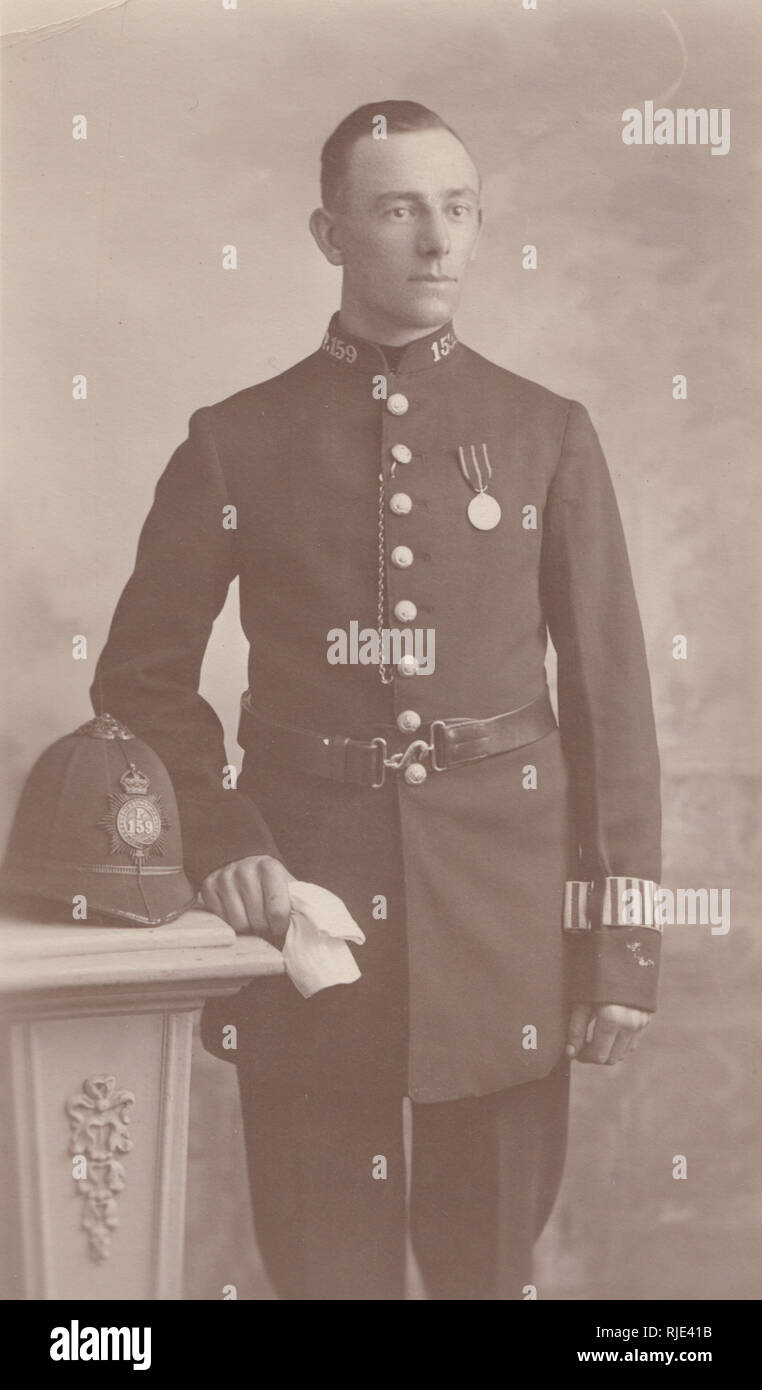 Vintage Carte postale photographique d'un agent de la Police métropolitaine. Aucun collier P.159. Policier portant fièrement sa médaille Banque D'Images