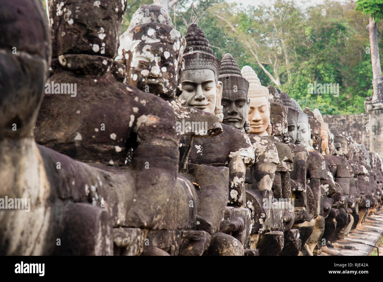 Angor Tom porte sud pont sur la rivière Siem Reap avec des gardiens de pierre en transition du monde des hommes au monde des dieux. Banque D'Images