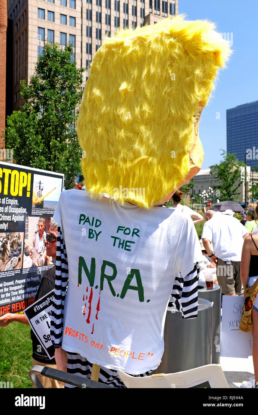 Papier mâché une grande ressemblance de président avec l'atout d'un t-shirt disant 'Payé par l'ARN' lors d'un rassemblement politique dans le centre-ville de Cleveland, Ohio, USA. Banque D'Images