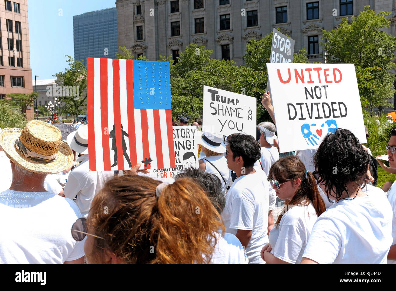 Place publique dans le centre-ville de Cleveland, Ohio, USA est le site d'un meeting de protestation contre l'Administration d'Atout les politiques d'immigration. Banque D'Images