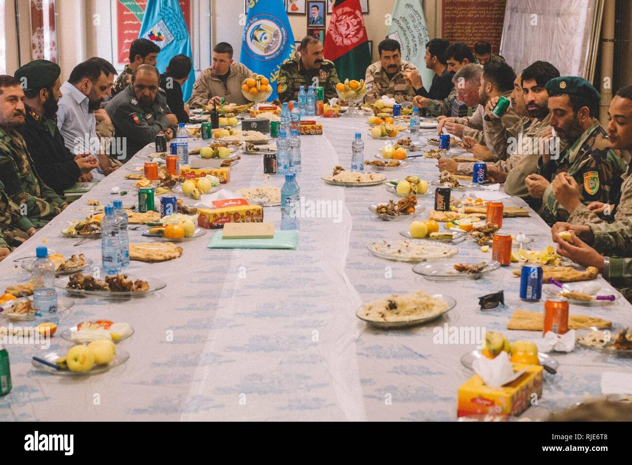 Haut de page Les conseillers du Groupe de travail au sud-ouest (TFSW) et les Forces nationales de défense et de sécurité (ANDSF) partager un repas ensemble après une demande de shura à l'Aérodrome de Bost, l'Afghanistan, le 25 janvier 2018. Haut de page des conseillers de TFSW et des dirigeants clés de l'ANDSF se sont réunis pour discuter de mesures de suivi pour l'opération Maiwand 11. Ils ont également discuté des solutions de sécurité provisoire renforçant encore la ceinture de sécurité de l'Helmand et restaurer la stabilité dans la région. Banque D'Images