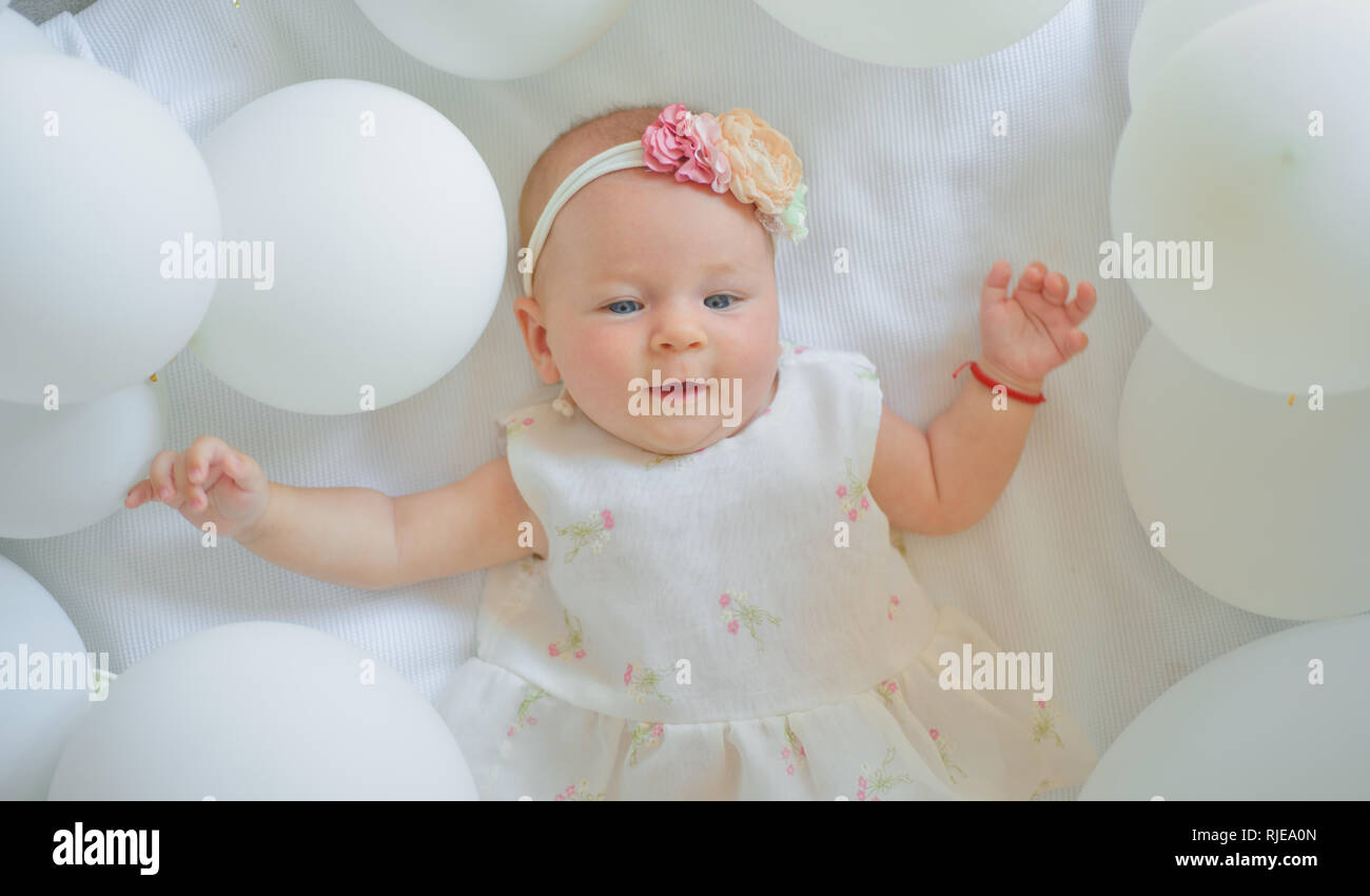 Vous Etes Mon Petit Ange La Famille La Garde Des Enfants Journee Des Enfants Le Bonheur De La Petite Enfance Sweet Little Baby Nouvelle Vie Et La Naissance Petite Fille Joyeux Anniversaire