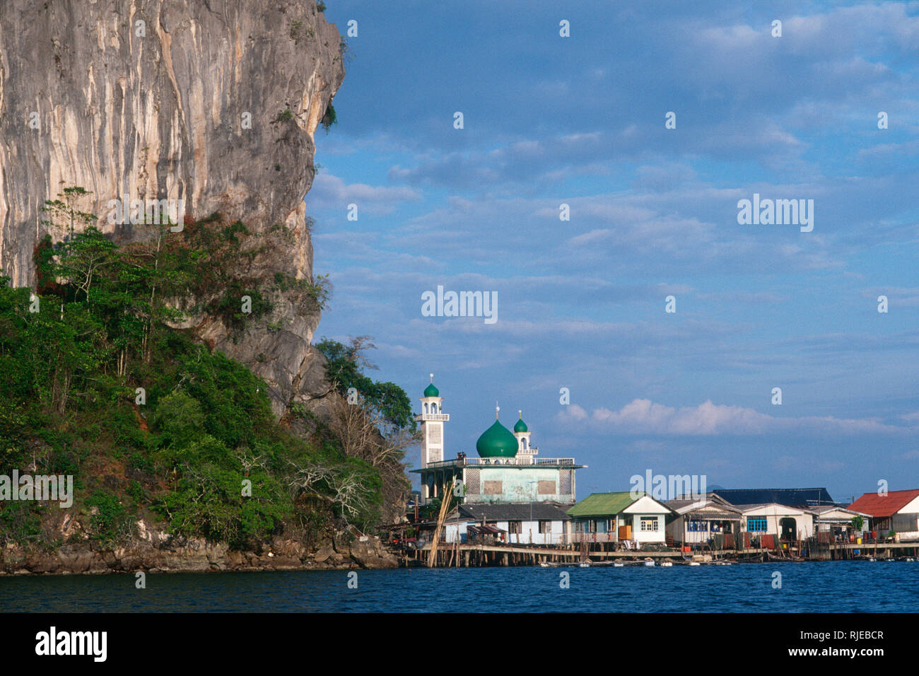 La baie de Phang Nga et Koh Panyi village flottant de Krabi, Thaïlande Banque D'Images