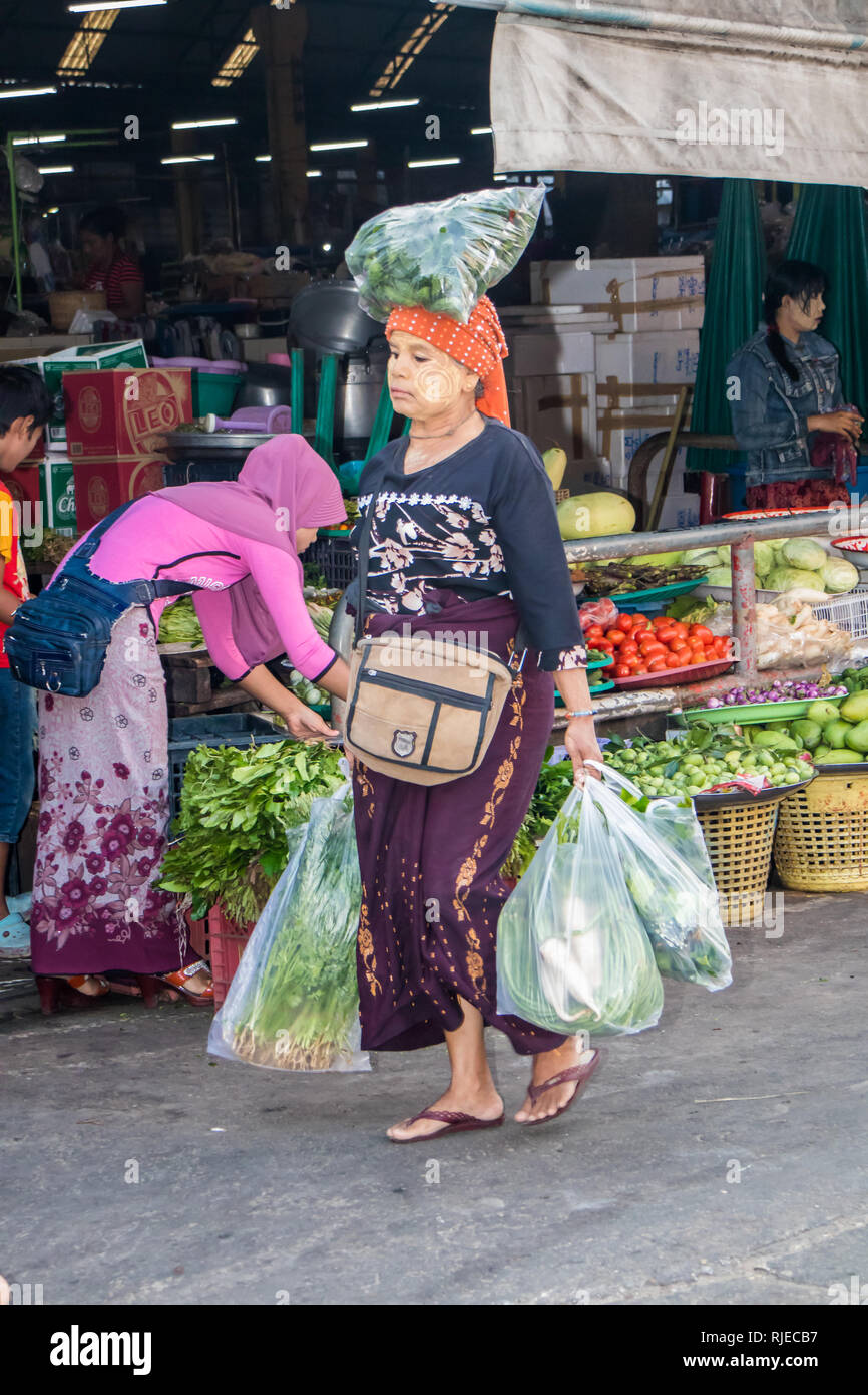 Mae Sot, Thaïlande - 3 Février 2019 : Femme transportant son shopping accueil du marché du matin. Il y a des groupes ethniques dans l'towm. Banque D'Images