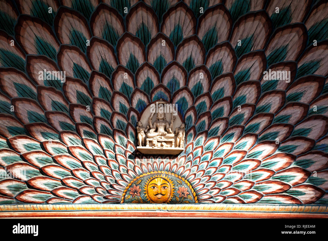 Lotus gate avec la peinture et la statue de Dieu jusqu'à proximité de City Palace de Jaipur, Rajasthan, Inde Banque D'Images