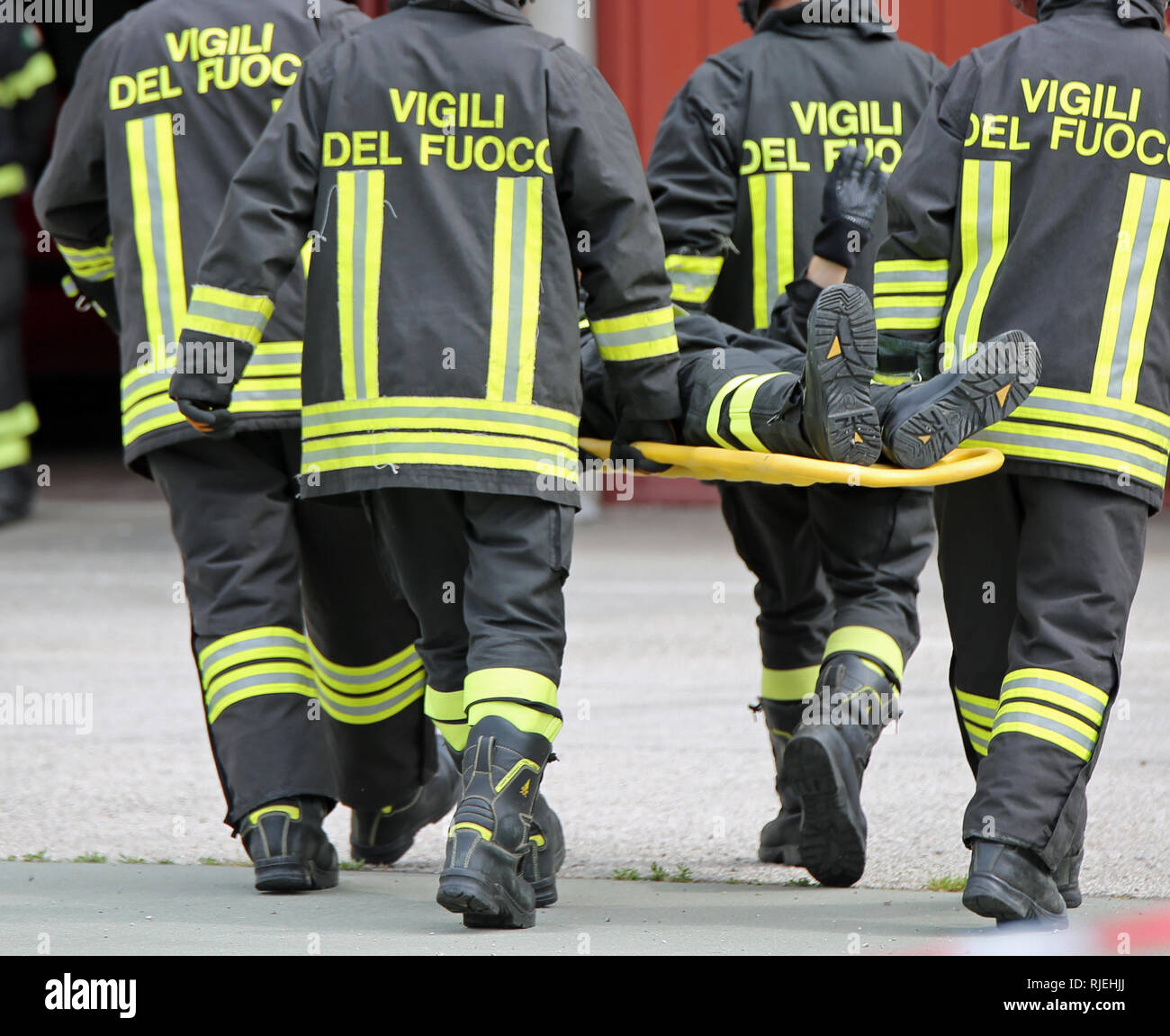 Vicenza, VI, Italie - 10 mai 2018 : l'Italien brancardiers pompiers transporter un blessé sur le brancard lors d'un exercice de sauvetage en bordure de la pratique Banque D'Images