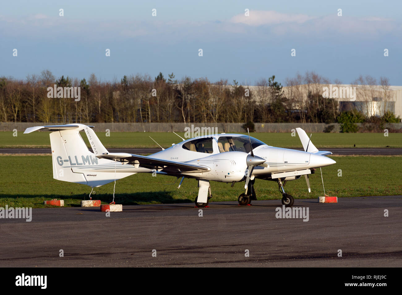 Diamond DA42 Twin Star à Wellesbourne Airfield, Warwickshire, UK (G-LLMW) Banque D'Images