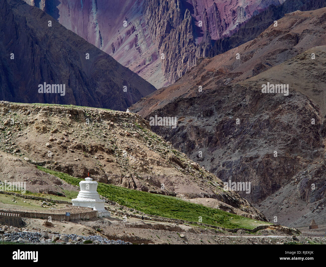 Mortier en pierre bouddhiste blanc lumineux entre les pentes des montagnes, le Ladakh, le Jammu-et-Cachemire, en Inde. Banque D'Images