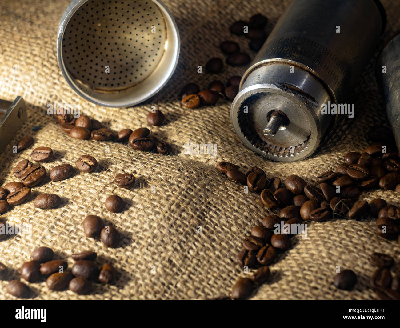 Les grains de café sur l'arrière-plan de la lumière de la toile de jute Banque D'Images