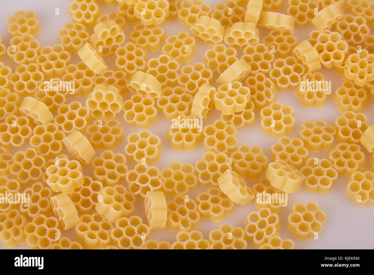 Les pâtes dans la forme d'une fleur isolé sur fond blanc. Banque D'Images
