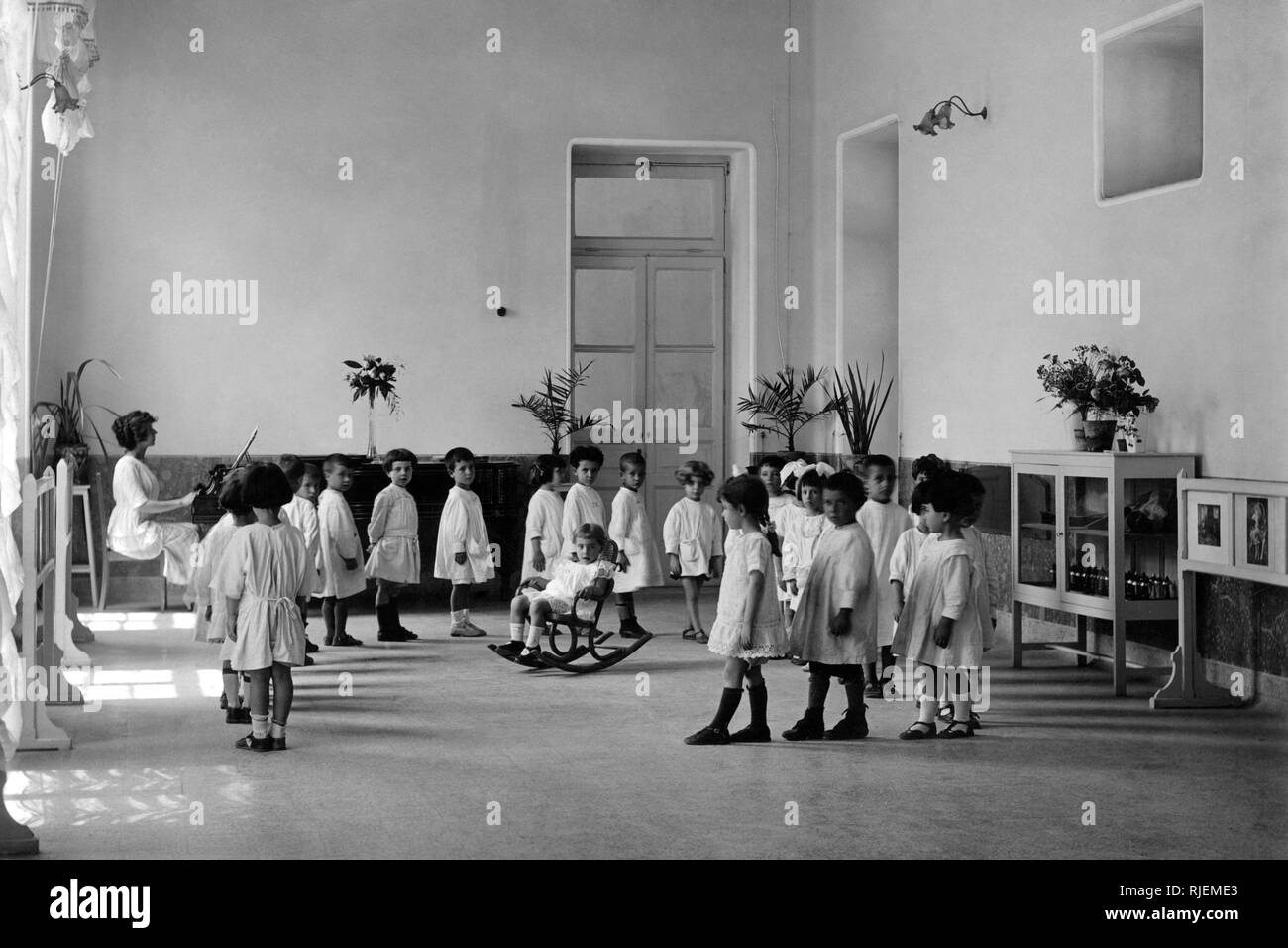 La Maternelle Montessori, Naples 1920-30 Banque D'Images