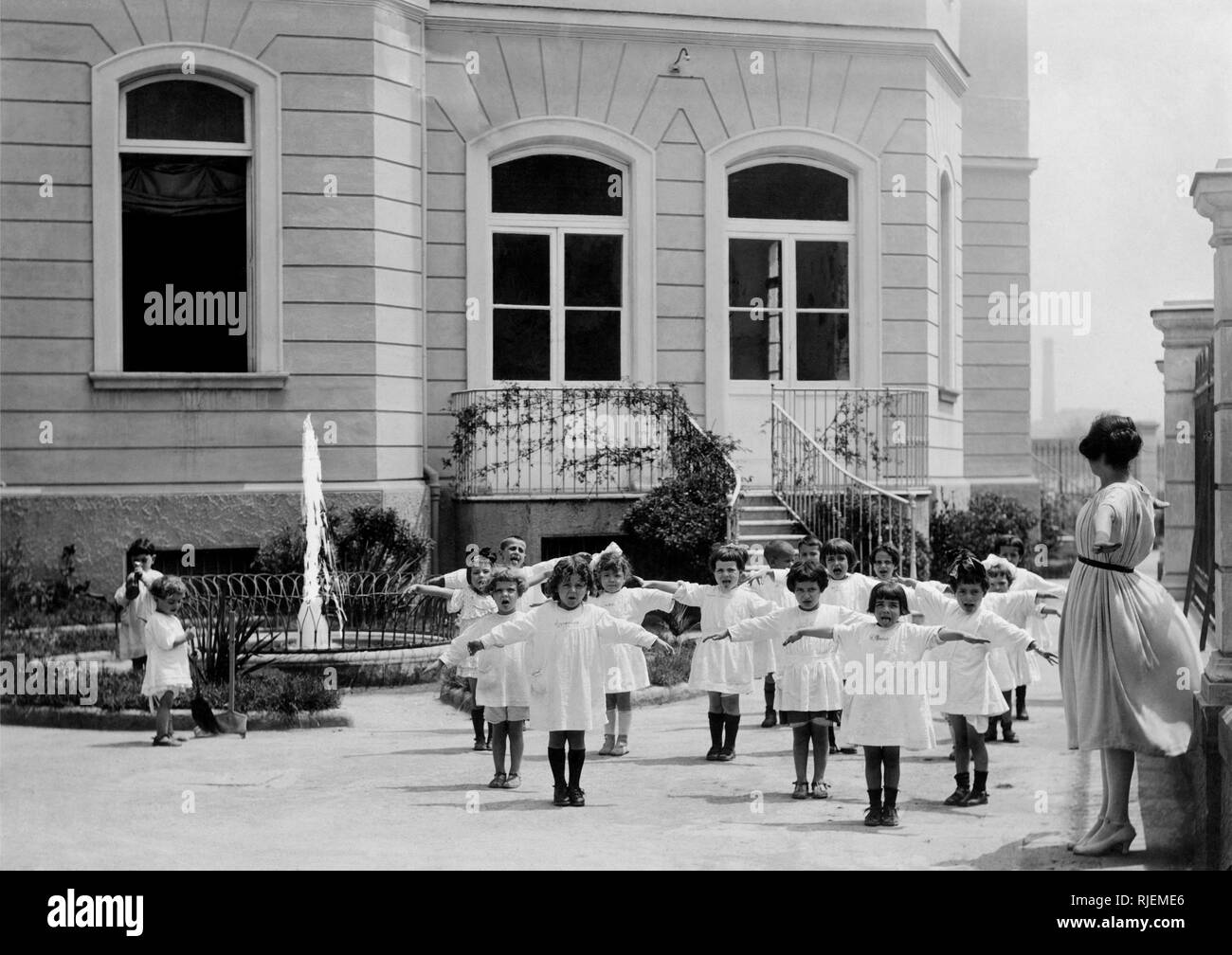 La Maternelle Montessori de plein air, la gymnastique, Naples 1920-30 Banque D'Images