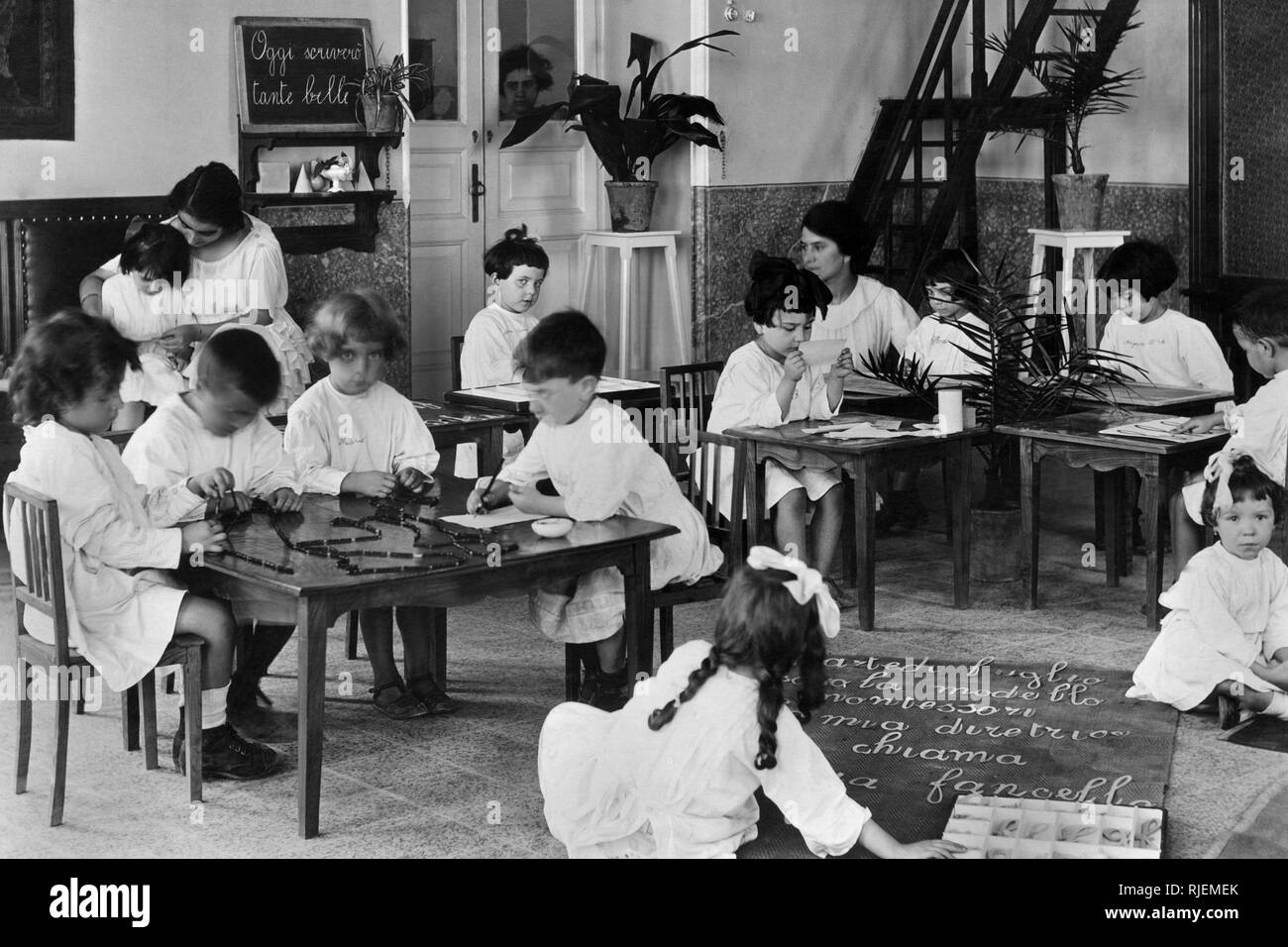 La Maternelle Montessori, Naples 1920-30 Banque D'Images