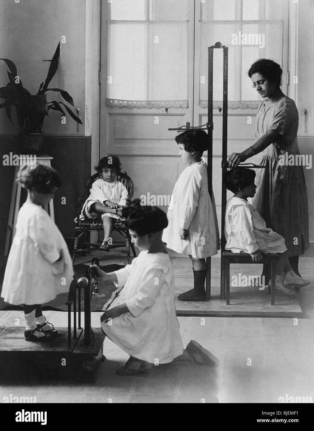 La Maternelle Montessori, la mesure de la croissance, Naples 1920-30 Banque D'Images