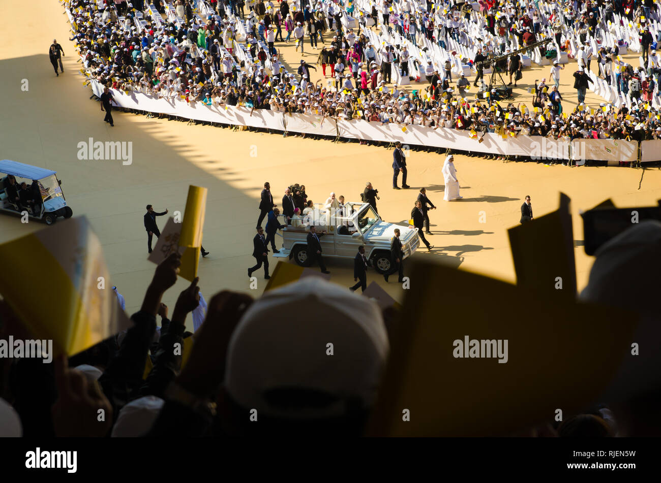 ABU DHABI, EMIRATS ARABES UNIS-Février 5, 2019 : présence du Pape François visite papale historique le 5 février 2019 dans Zayed Sports City Stadium. Banque D'Images