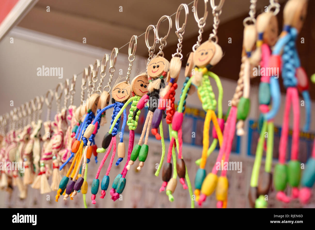 Porte-clefs suspendues sur l'affichage à une exposition d'artisanat à shop à Delhi Haat, Delhi, Inde Banque D'Images
