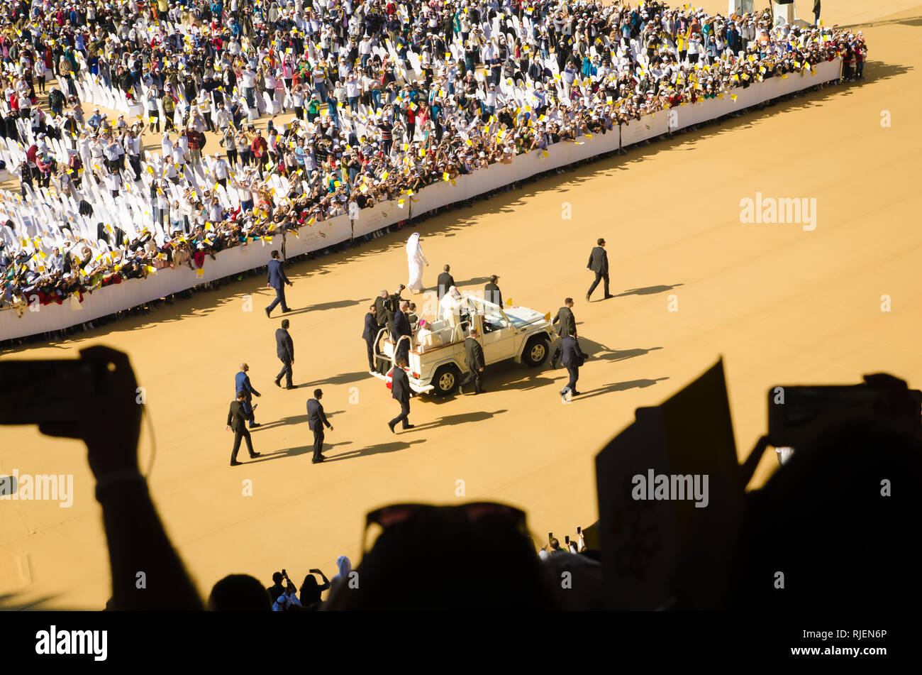 ABU DHABI, EMIRATS ARABES UNIS-Février 5, 2019 : présence du Pape François visite papale historique le 5 février 2019 dans Zayed Sports City Stadium. Banque D'Images