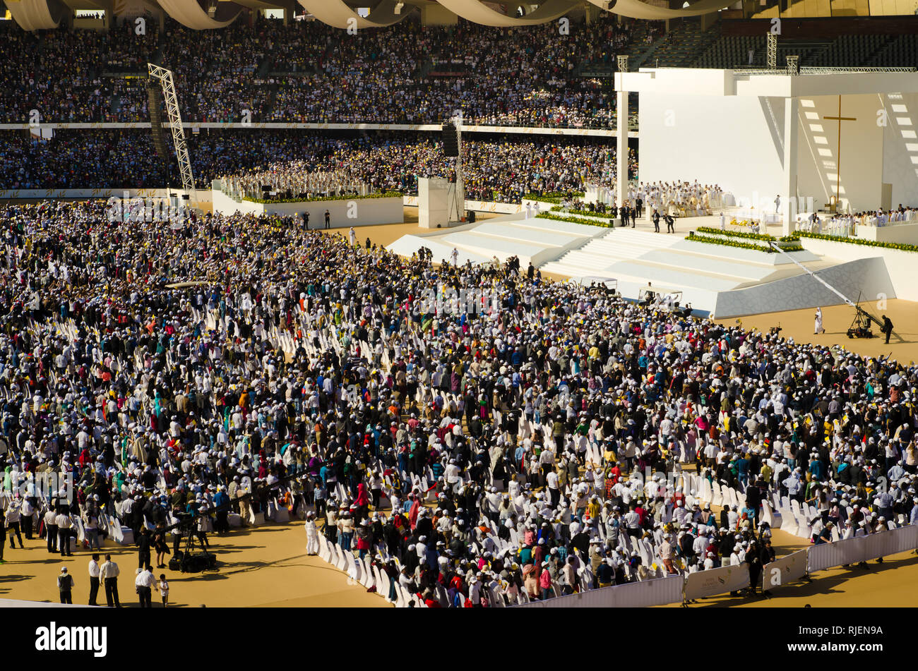 ABU DHABI, EMIRATS ARABES UNIS-Février 5, 2019 : présence du Pape François visite papale historique le 5 février 2019 dans Zayed Sports City Stadium. Banque D'Images