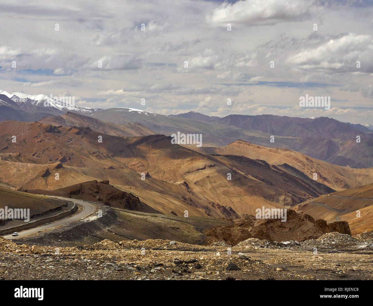 Tourner une route de montagne avec une petite voiture dans les hautes montagnes de l'Himalaya. Banque D'Images