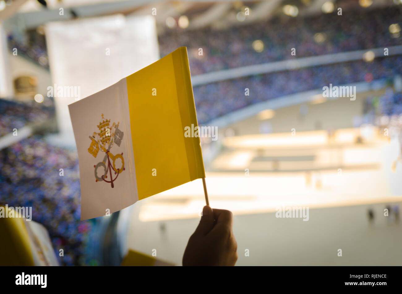 Main tenant un drapeau du Vatican, un des souvenirs pendant la visite papale dans les EAU Banque D'Images
