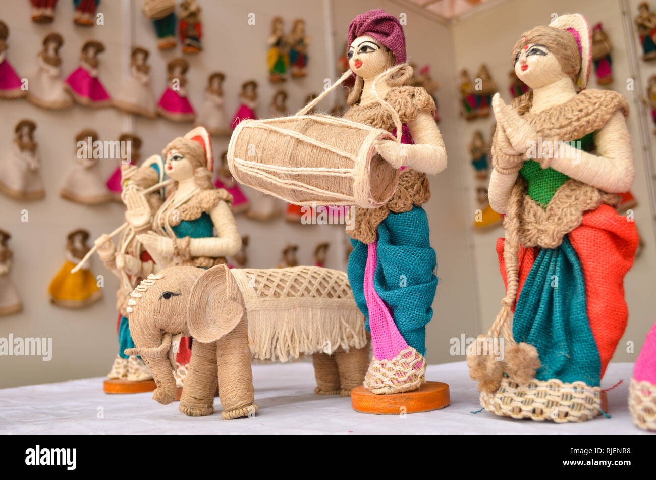 Les marionnettes de jute sur l'écran de vente lors d'une exposition d'artisanat à Delhi Haat, Delhi, Inde Banque D'Images