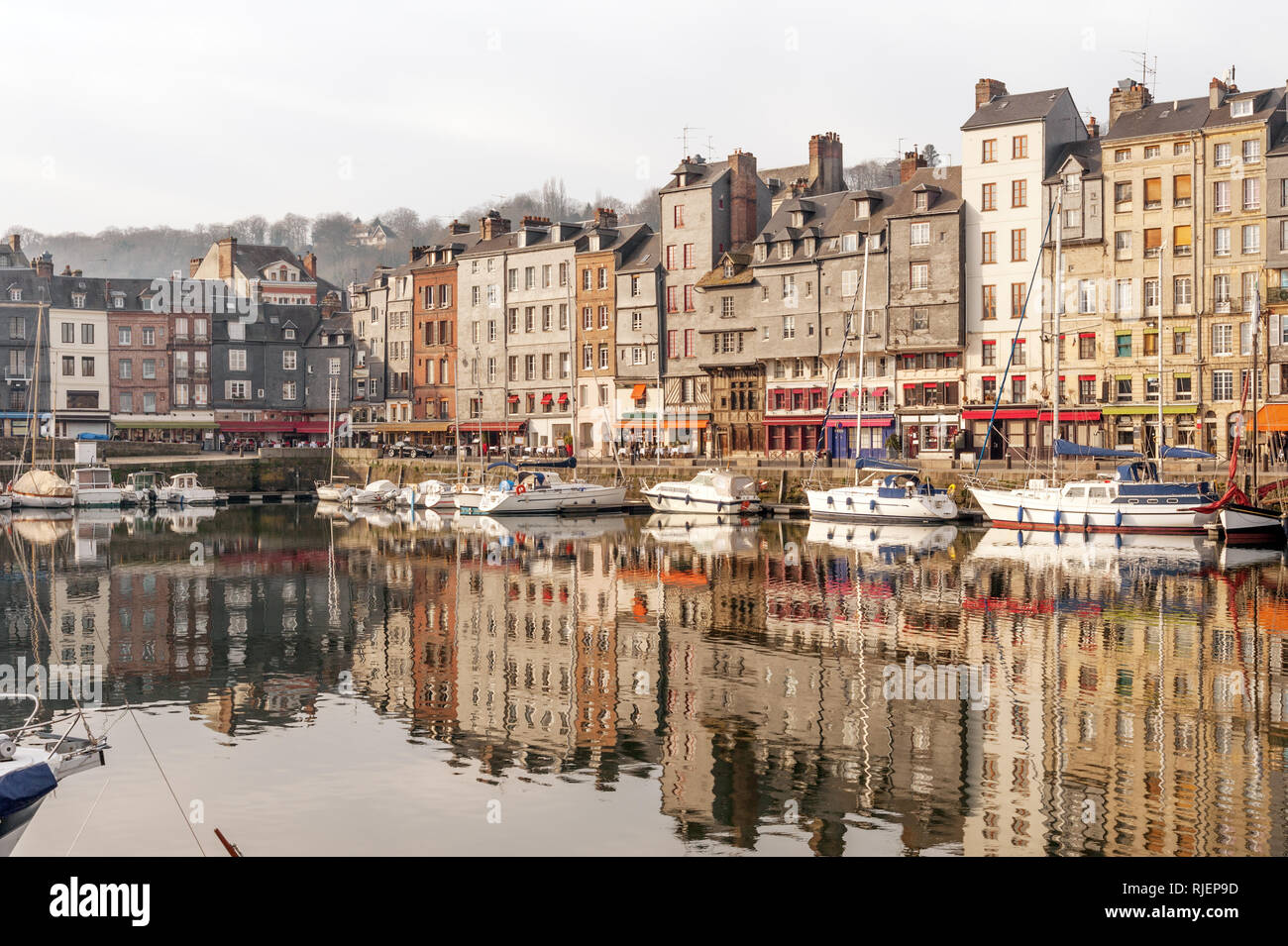 Le quai du Vieux bassin, vieux port d'Honfleur en Normandie, région de  France Photo Stock - Alamy
