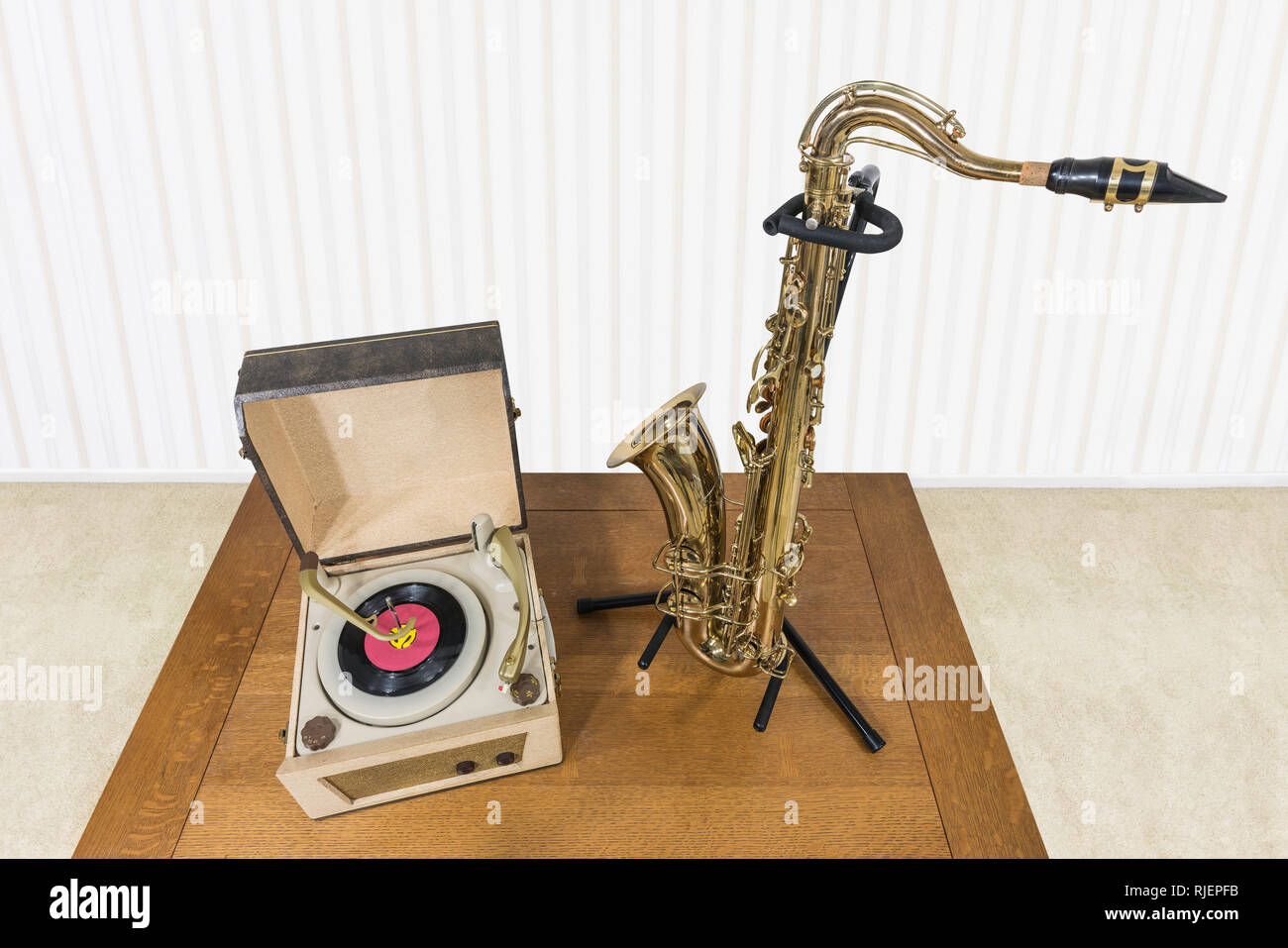 Vintage record player et saxophone sur bois table. Banque D'Images