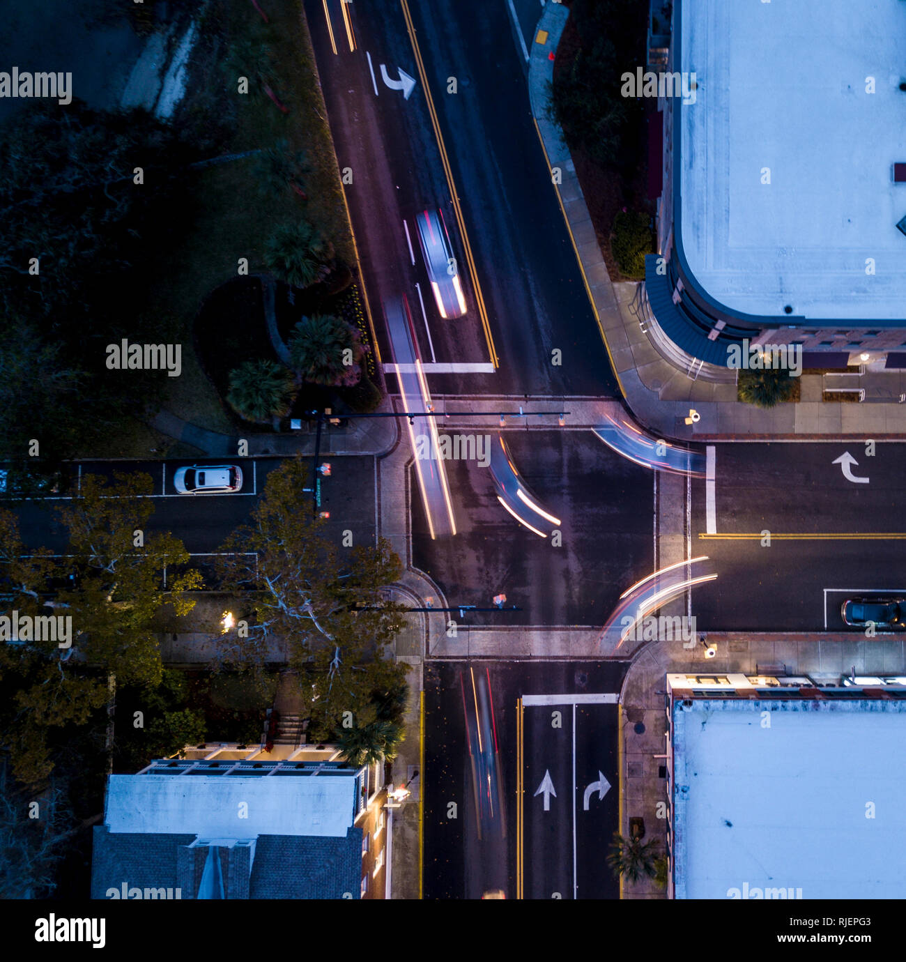 Vue aérienne de l'intersection du trafic la nuit, métaphore de la prise de décisions. Banque D'Images