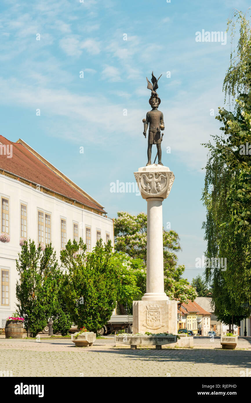 La ville de Tokaj, avec la statue de Saint Stephen, région viticole de Tokaj, Hongrie Banque D'Images