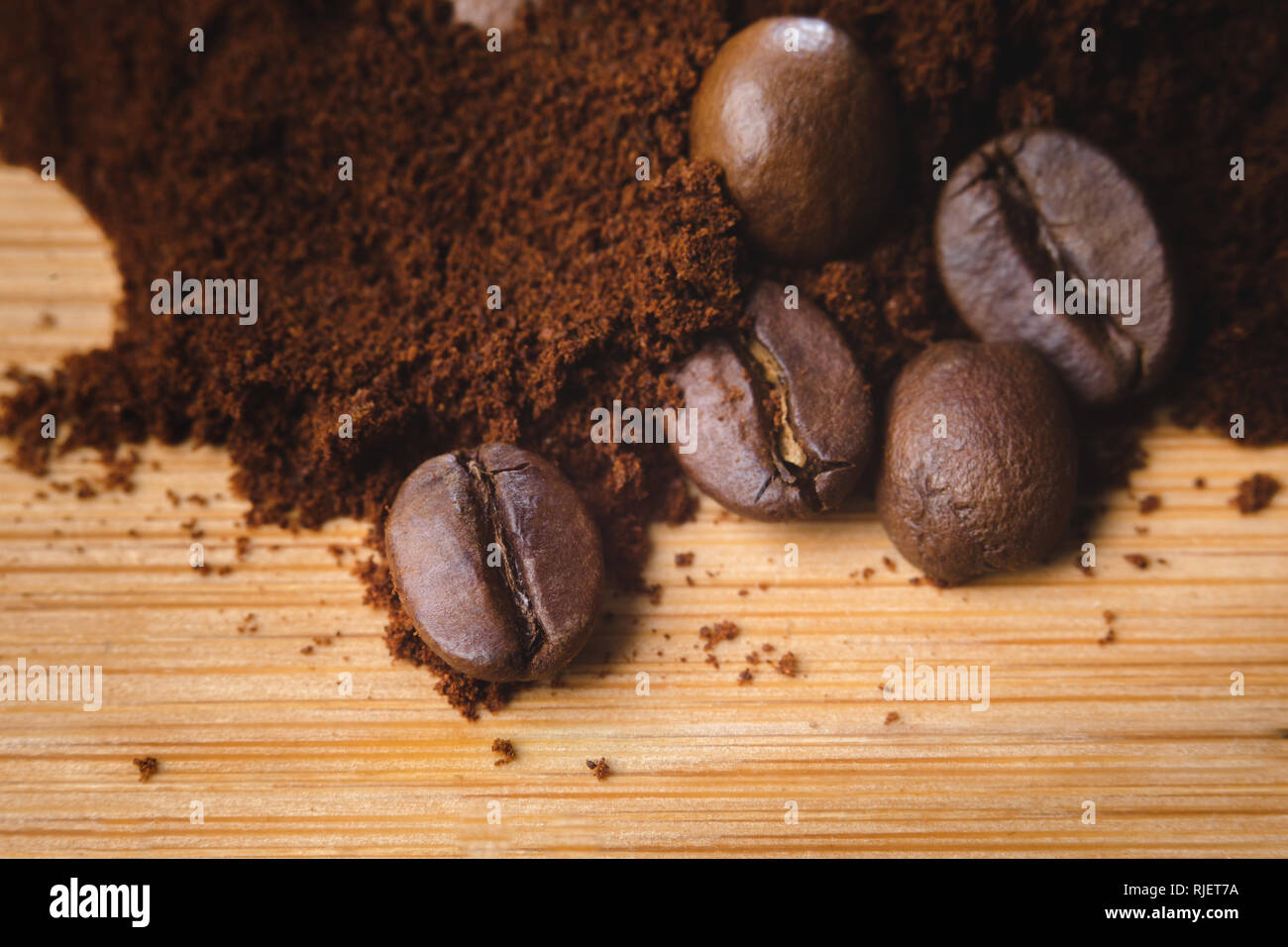 La photo en gros de café en grains et le café moulu. Banque D'Images