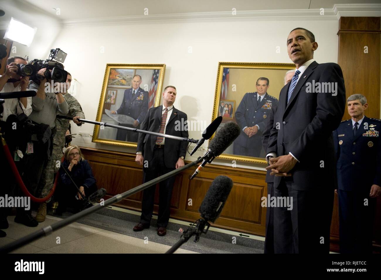 Le président des États-Unis Barack Obama parle aux médias le 28 janvier 2008, lors de sa première visite au Pentagone comme président. Obama et le Vice-président Joe Biden a rencontré le Comité des chefs d'écouter leur point de vue sur l'Afghanistan et l'Iraq. Banque D'Images