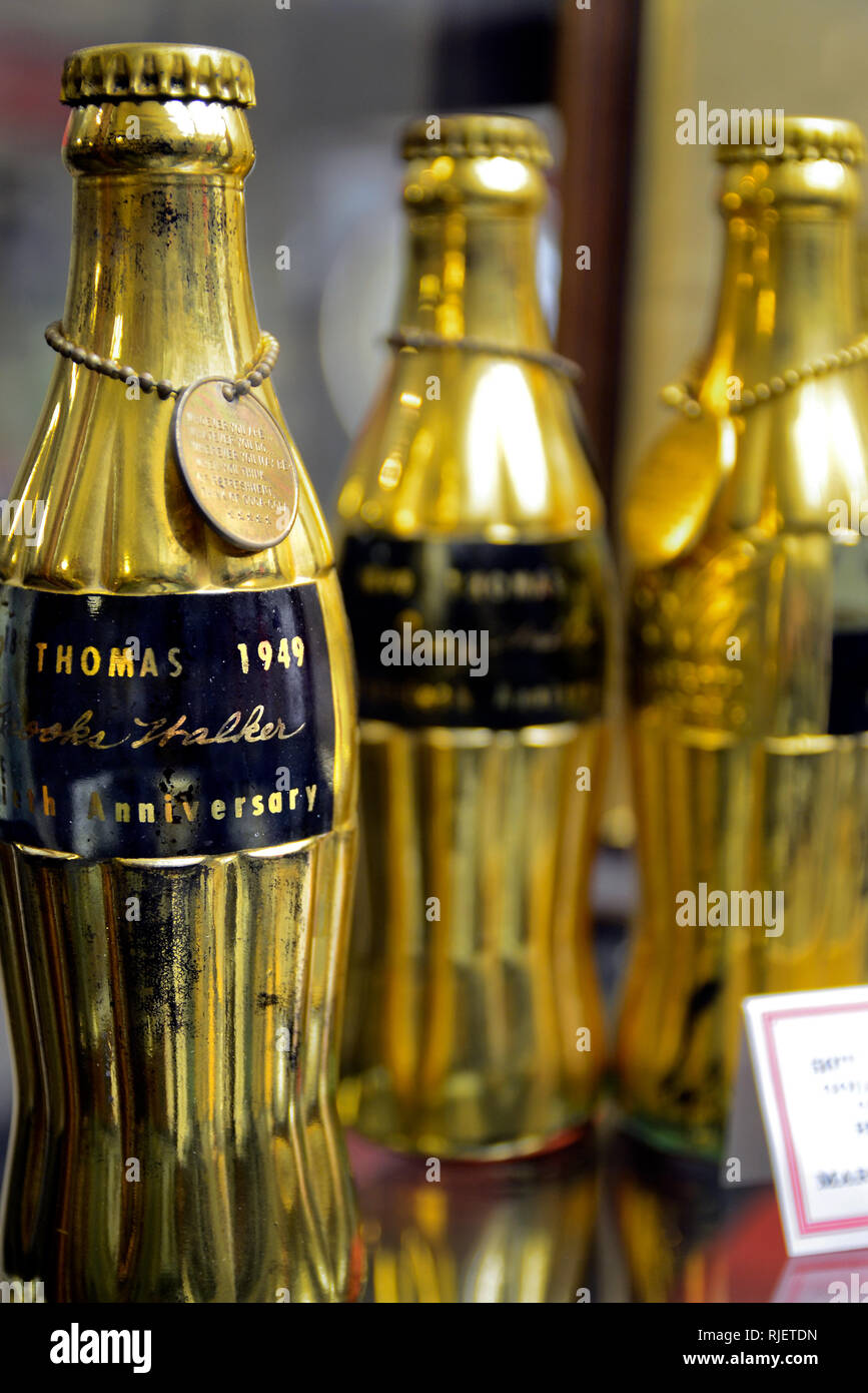 Or cinquantième anniversaire de bouteilles Coca-Cola commémorative s'affichent le 5 mars 2012,​ au Musée Coca-Cola à Corinth, Mississippi. Banque D'Images