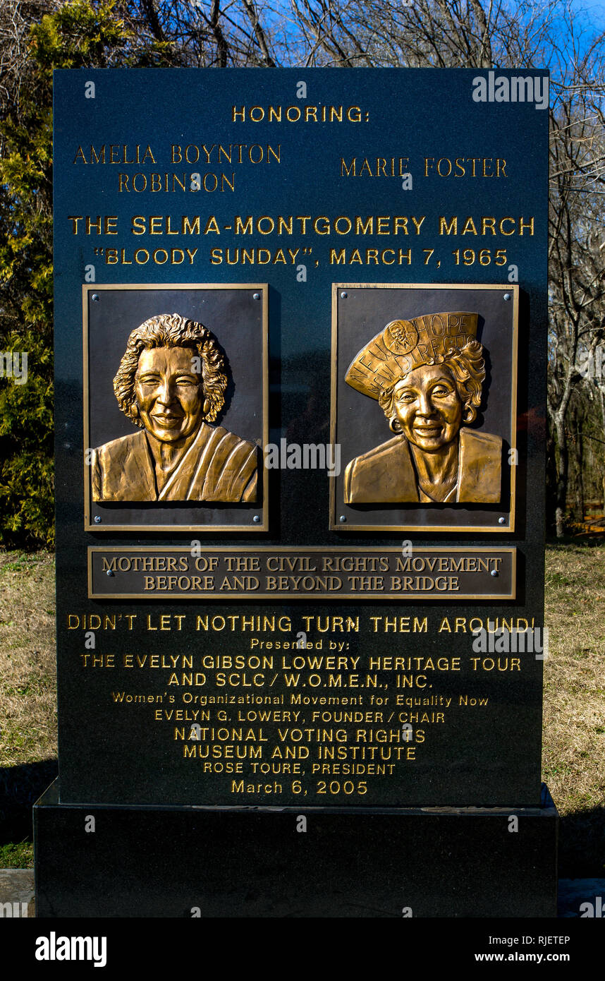 Un monument rend hommage à la mère du mouvement des droits civils, Amelia Boynton Robinson et Marie Foster, au Civil Rights Memorial Park à Selma, Alabama. Banque D'Images