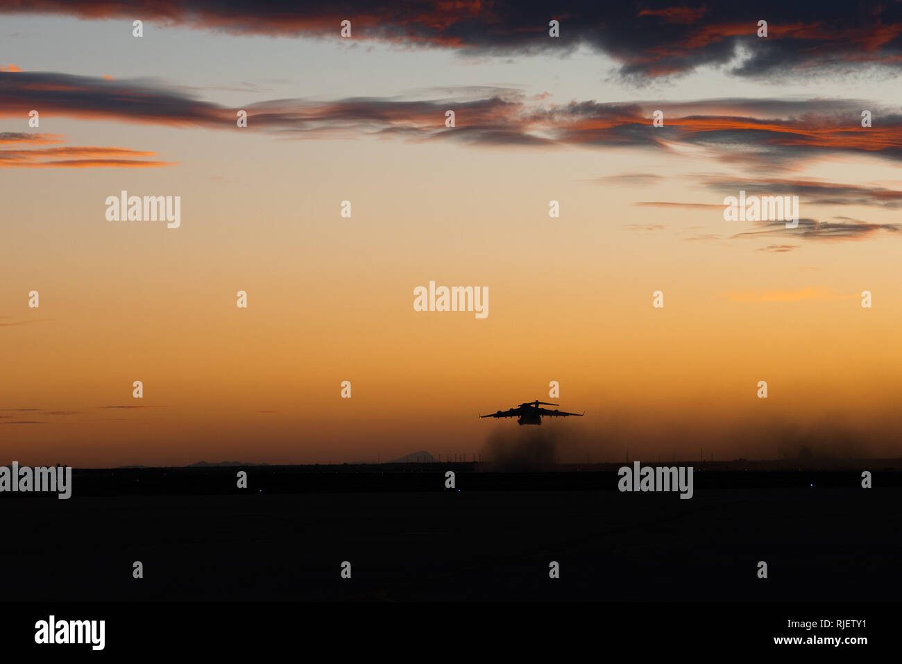 Un C-17 Globemaster III décolle pour Mountain Home Air Force Base, Texas, au crépuscule, le 31 janvier 2018 à Luke Air Force Base, en Arizona le C-17 a une envergure de 169 pieds et une longueur de 174 pieds, ce qui en fait le plus grand jet dans l'Armée de l'air, avec la fonction première de troupe et le transport de fret. (U.S. Air Force photo par un membre de la 1re classe tremble Reid) Banque D'Images