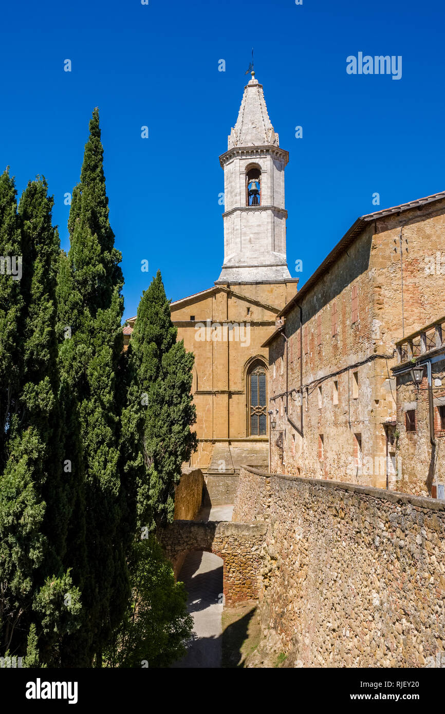 La Cathédrale de Pienza, Duomo di Pienza, Concattedrale di Santa Maria Assunta, vu depuis le mur ctiy Banque D'Images