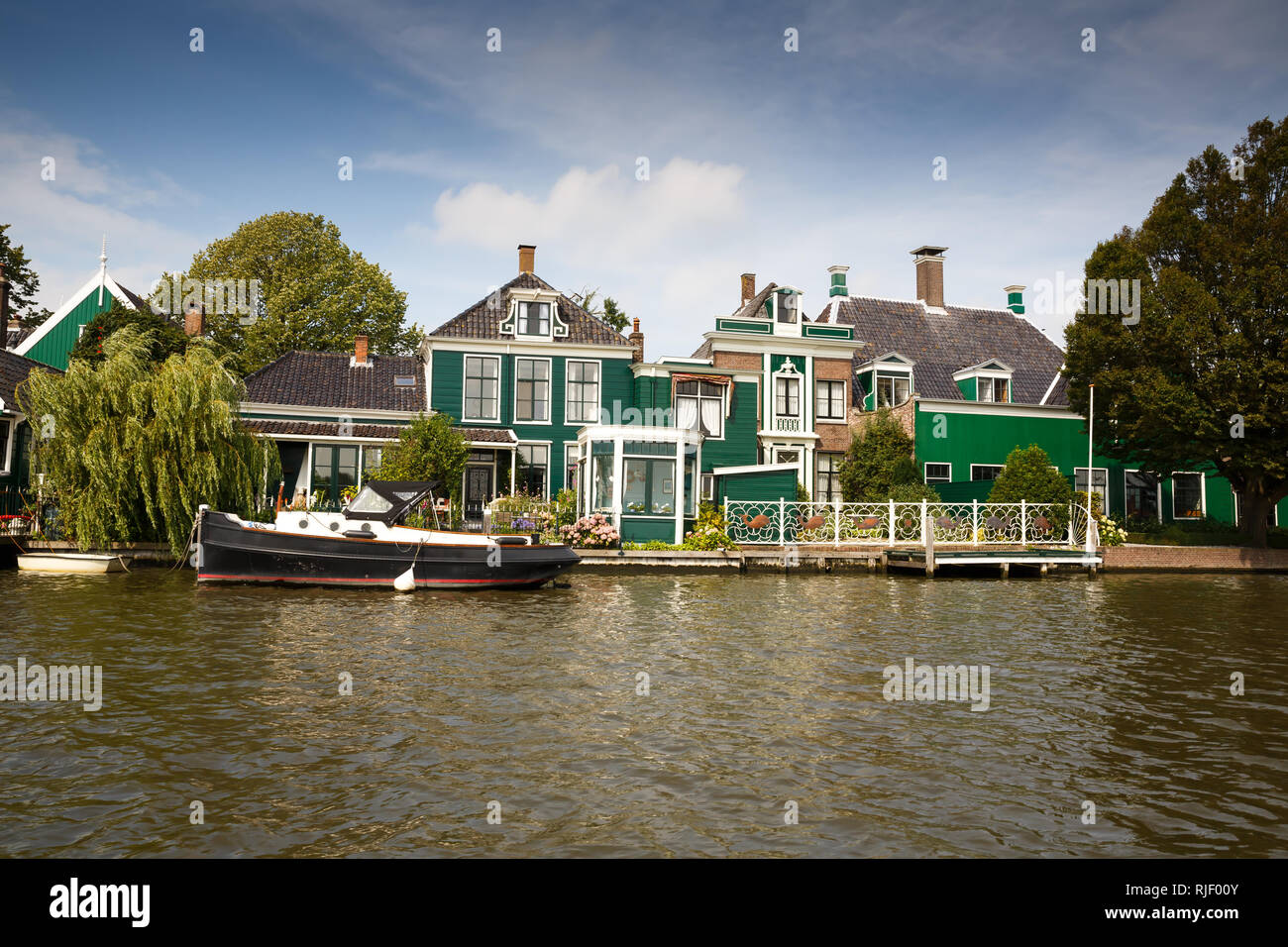 Authentiques maisons traditionnelles, néerlandais et en bateau sur le canal. Banque D'Images