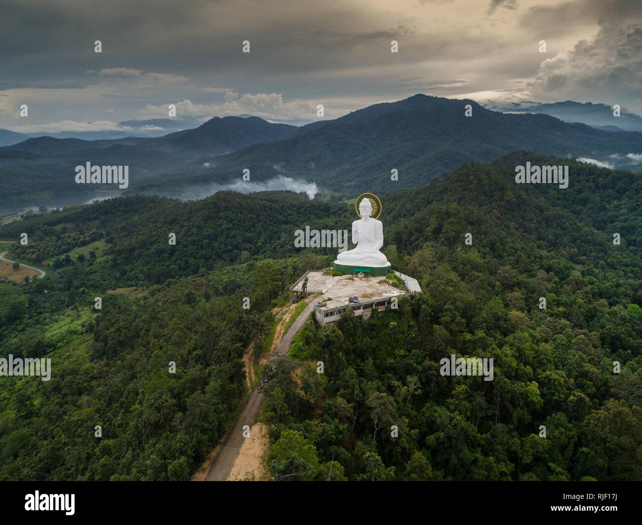 Vue aérienne de Grand Bouddha de temple montagne. Un site d'attraction touristique dans la province de Chiang Rai de la Thaïlande Banque D'Images