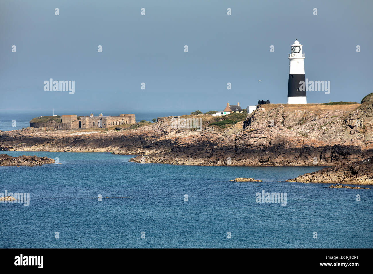 Corblets Mannez fort et le phare de l'Alderney, Channel Islands. Banque D'Images