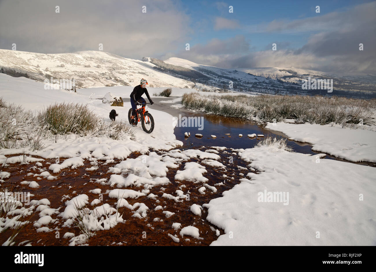 Du vélo de montagne sur un fatbike dans le parc national de Peak District. Randonnées Mam Tor Hill dans la vallée de l'espoir. Banque D'Images