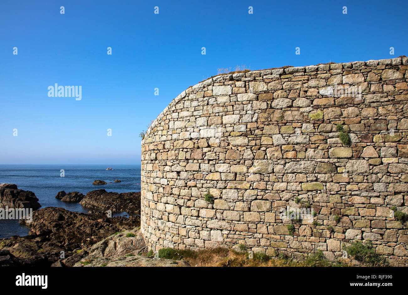 Exemples de pierres fines à victorien Chateau L'Etdm sur Alderney, Channel Islands. De grandes zones de ciel bleu disponible pour copier l'espace. Banque D'Images