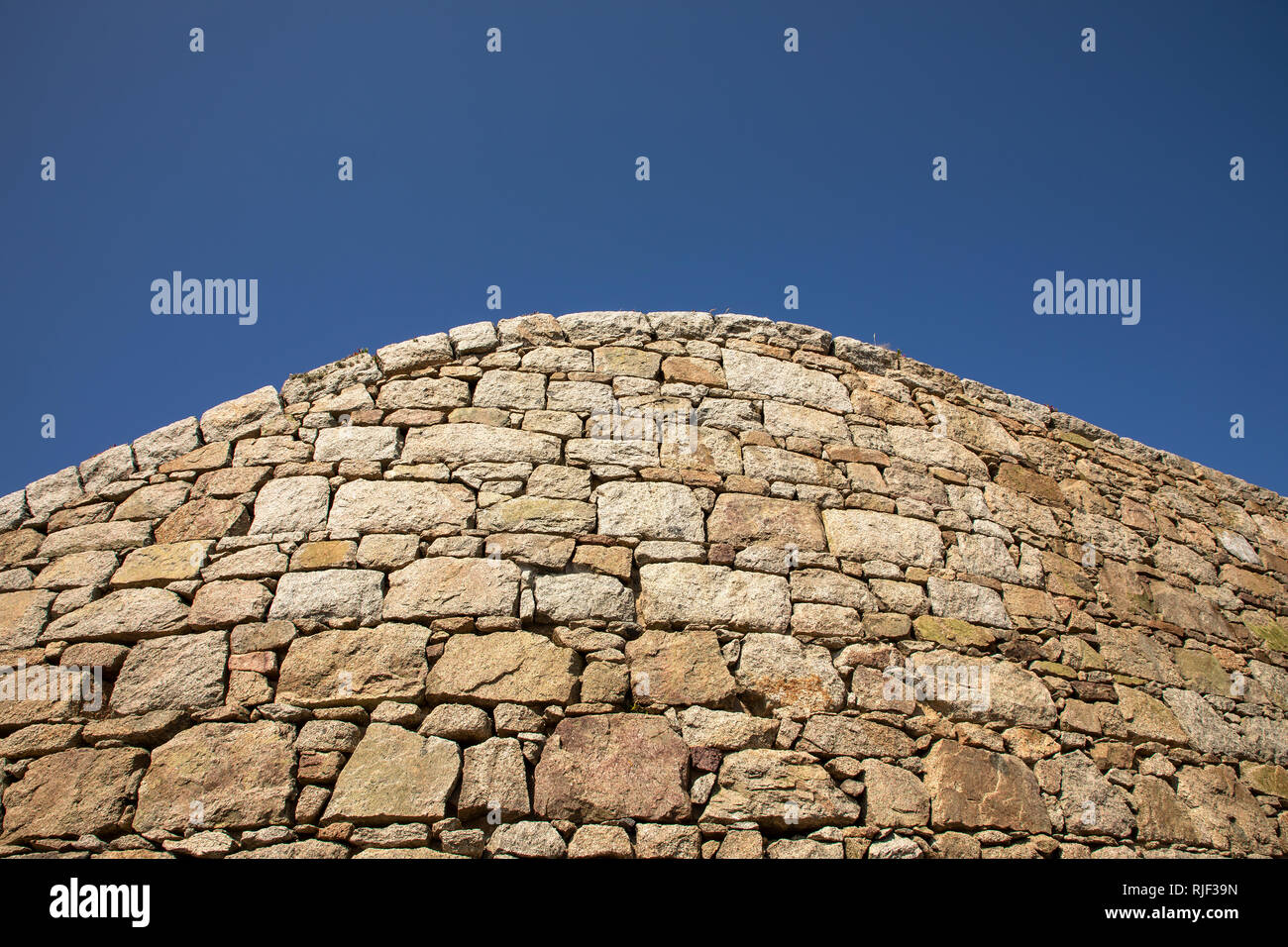 Exemples de pierres fines à victorien Chateau L'Etdm sur Alderney, Channel Islands. De grandes zones de ciel bleu disponible pour copier l'espace. Banque D'Images