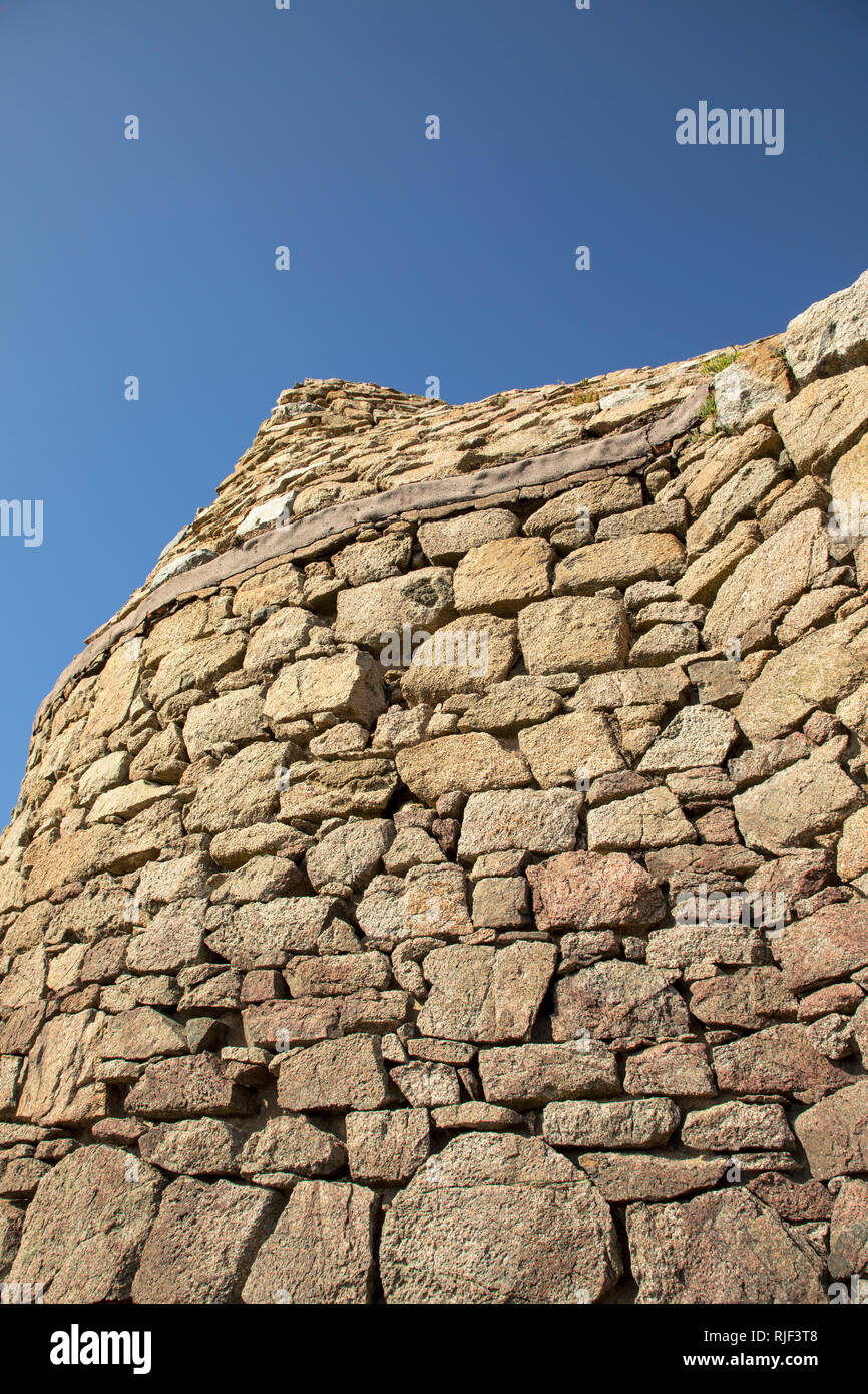 Exemples de pierres fines à victorien Chateau L'Etdm sur AldernetChannel îles. De grandes zones de ciel bleu disponible pour copier l'espace. Banque D'Images
