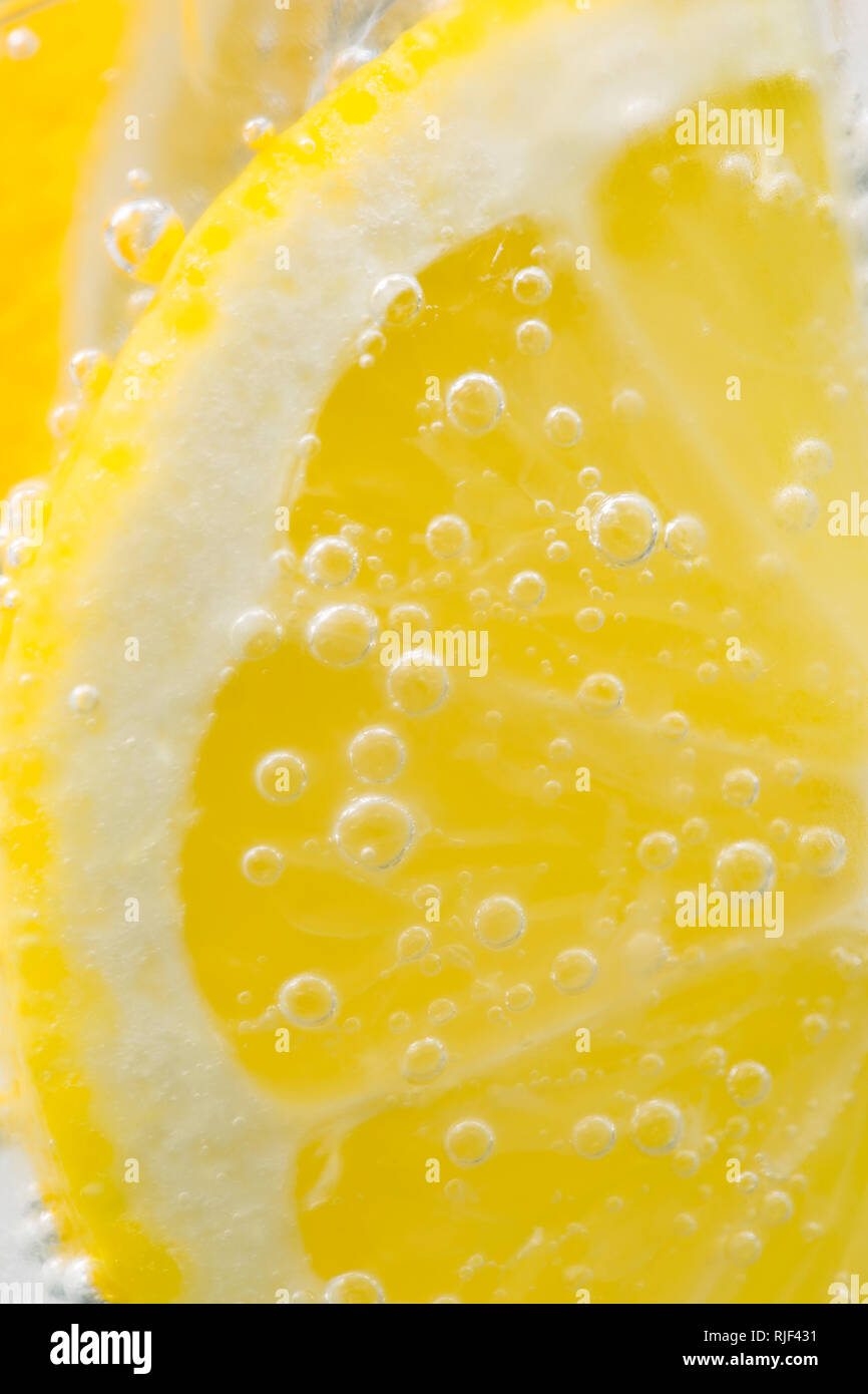 Une tranche de citron dans un verre de gin tonic, avec les calories de l'eau tonique des Indiens et des cubes de glace. England UK GO Banque D'Images