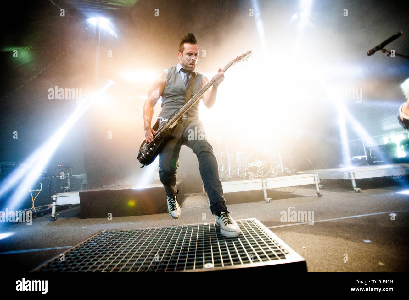 Le groupe de rock chrétien américain Skillet effectue un concert live au  festival de musique danois Jelling Festival 2014. Ici bassiste et chanteur John  Cooper est vu sur scène. Le Danemark, 30/05