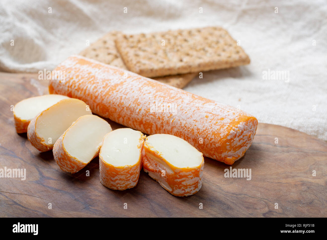 Fagotin avec fromage à croûte lavée de couleur orange fabriqué à partir de lait de vache dans des grottes de l'abbaye de Maredsous, Belgique close up Banque D'Images