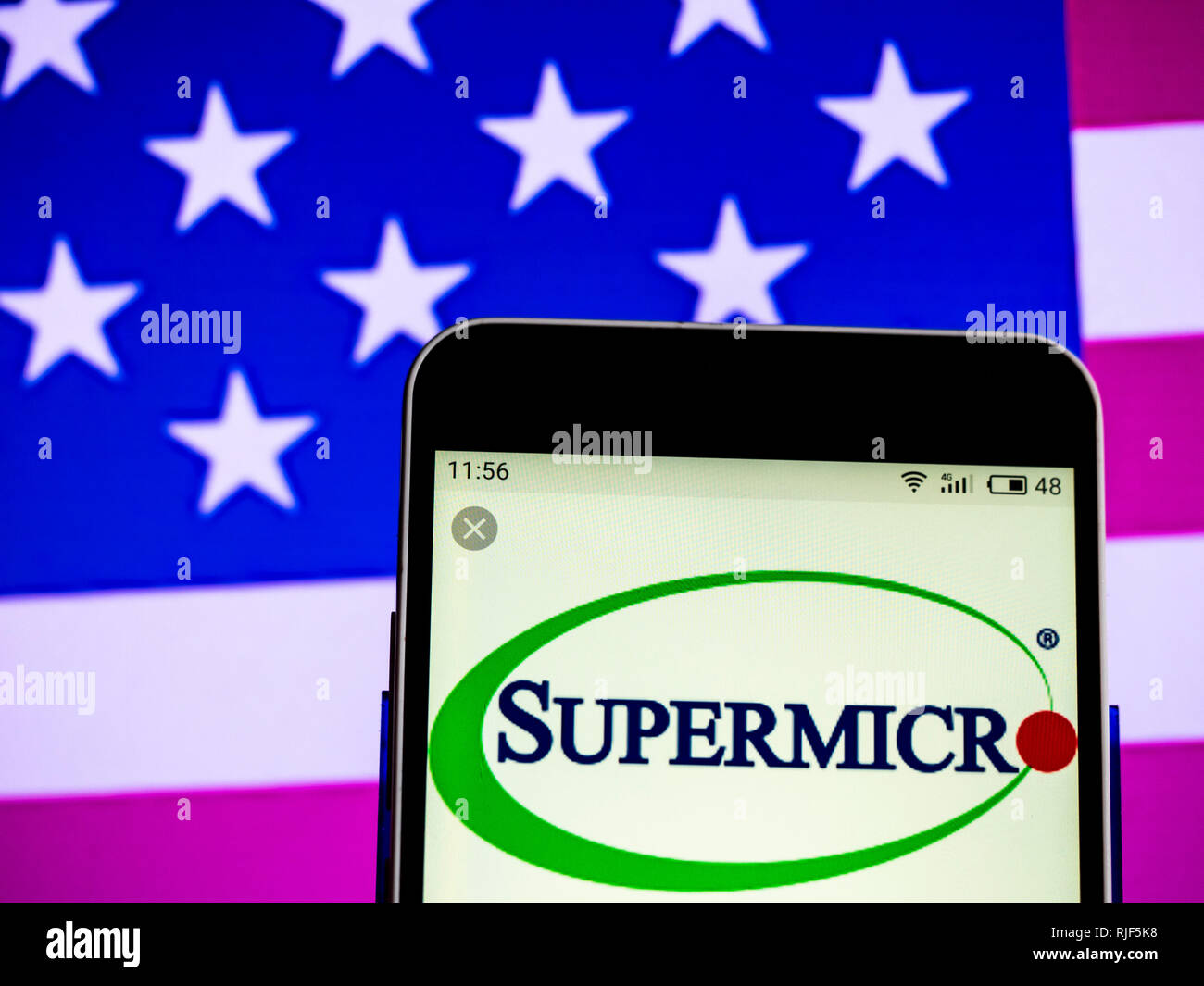 La technologie de l'information de Supermicro logo de l'entreprise vu affichée sur smart phone Banque D'Images