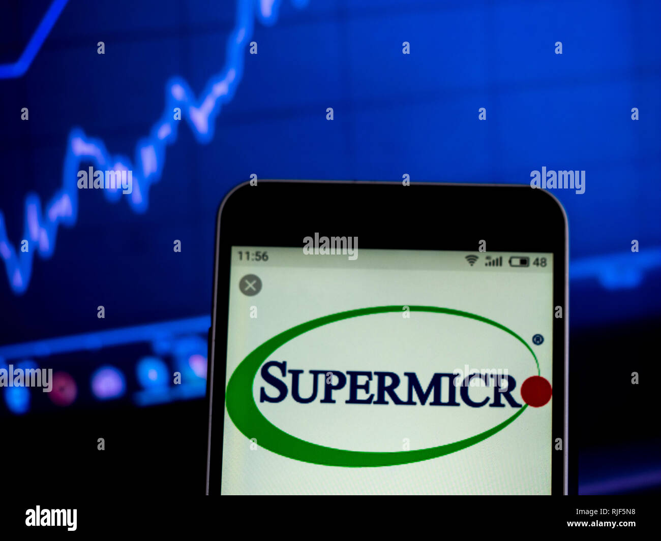 La technologie de l'information de Supermicro logo de l'entreprise vu affichée sur smart phone Banque D'Images
