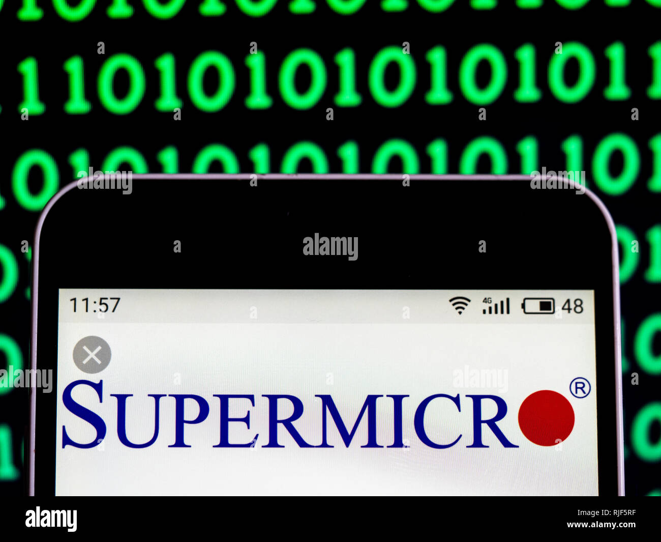 La technologie de l'information de Supermicro logo de l'entreprise vu affichée sur smart phone Banque D'Images
